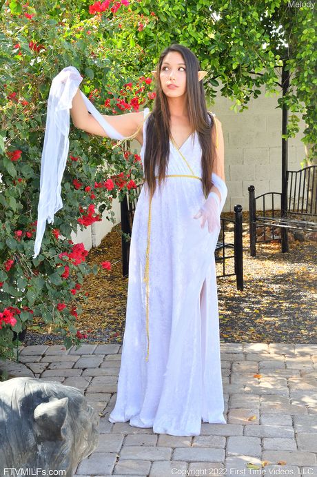 亞洲美女 Melody Wylde 在戶外脫掉衣服玩弄陰部