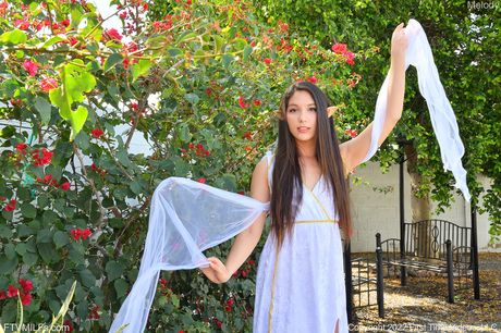 亞洲美女 Melody Wylde 在戶外脫掉衣服玩弄陰部