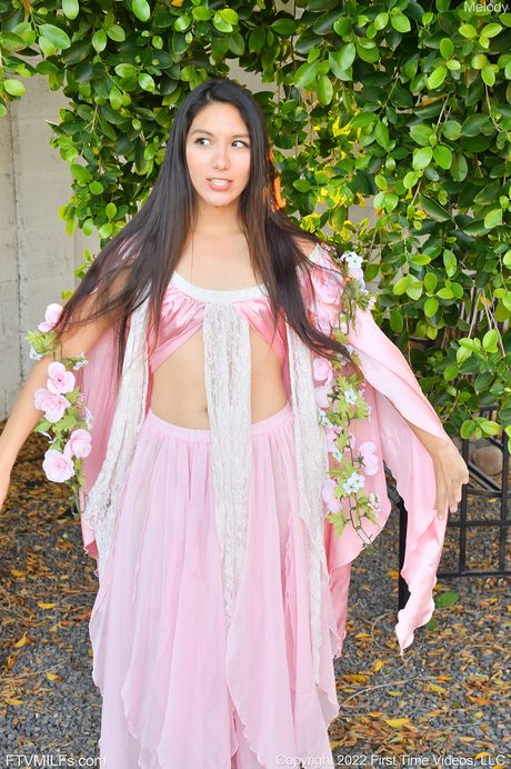 性感的亞洲少女 Melody Wylde 在露台上用振動器刺激她的光禿陰部