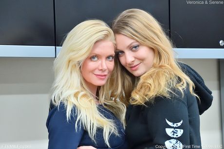 金髮女同志 Veronica Weston 和 Serene Siren 在性愛前脫光衣服