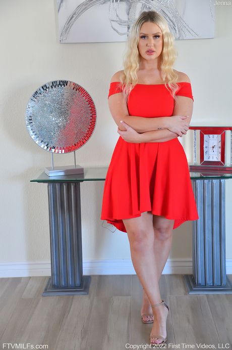 金髪のアメリカ人MILFジェナ・スターは彼女の大きな胸を露わにし、トリミングされた彼女の猫を玩具で弄ぶ