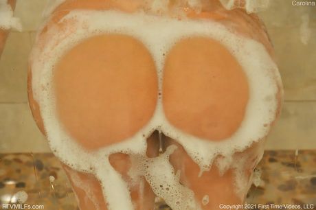 ゴージャスな黒髪の砂時計型ボディのカロライナ・コルテスが大きな胸を揉む