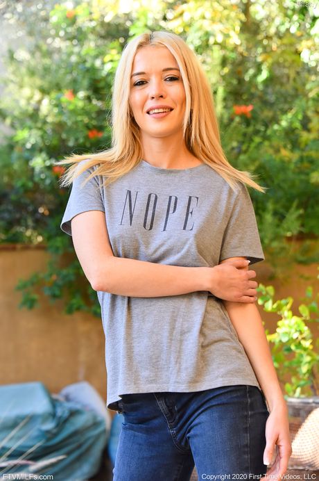 金髮美國少女蒂芬妮福克斯在戶外秀出她驚人的乳房並自慰