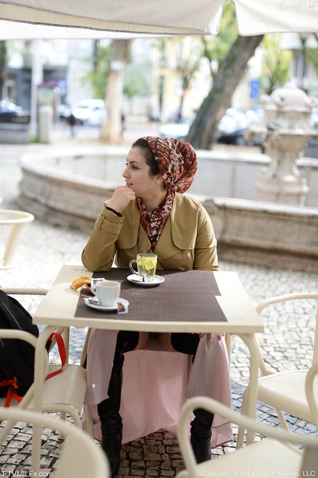 Perfekt hollandsk, libanesisk milf Lili Miss Arab nyder sin fisse med en glasdildo