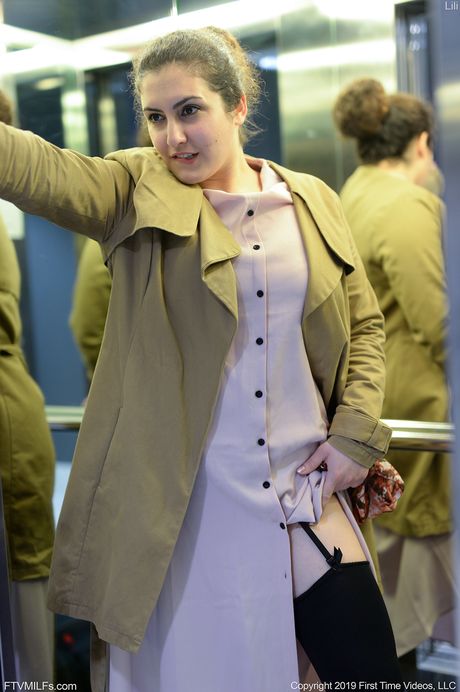 Perfekt hollandsk, libanesisk milf Lili Miss Arab nyder sin fisse med en glasdildo