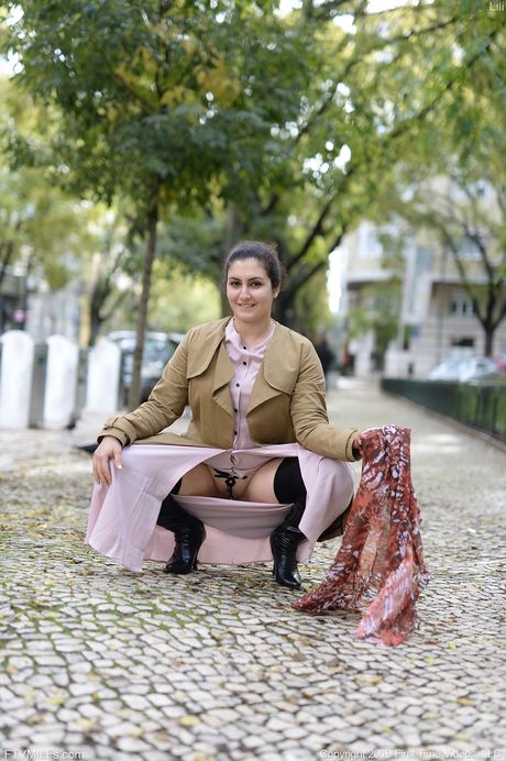 Perfekt hollandsk, libanesisk milf Lili Miss Arab nyder sin fisse med en glasdildo