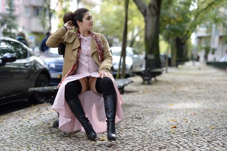 Perfekt hollandsk, libanesisk milf Lili Miss Arab nyder sin fisse med en glasdildo