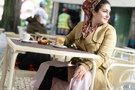 Perfekt hollandsk, libanesisk milf Lili Miss Arab nyder sin fisse med en glasdildo