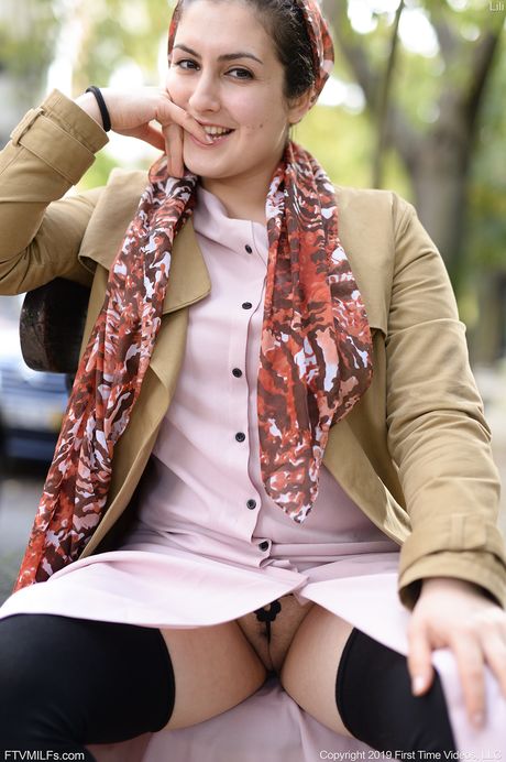 Perfekt hollandsk, libanesisk milf Lili Miss Arab nyder sin fisse med en glasdildo