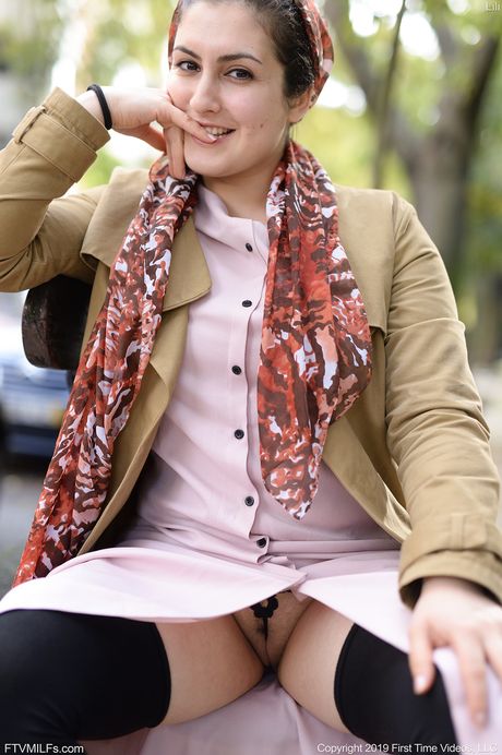 Perfekt hollandsk, libanesisk milf Lili Miss Arab nyder sin fisse med en glasdildo