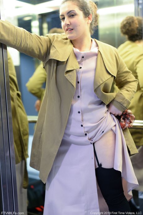 Perfekt hollandsk, libanesisk milf Lili Miss Arab nyder sin fisse med en glasdildo