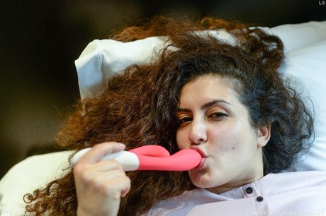 莉莉阿拉伯小姐正在用玻璃玩具自慰她淫蕩的陰部