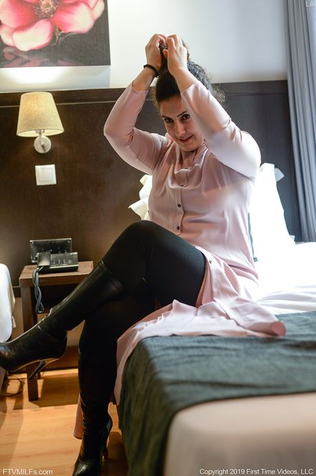 莉莉阿拉伯小姐正在用玻璃玩具自慰她淫蕩的陰部