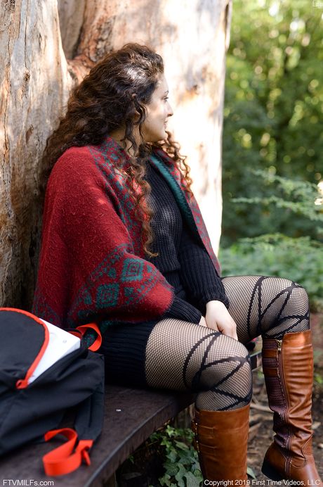 Sexy dutch,lebanese Mommy Lili Miss Arab pleasures her trimmed pussy with a glass dildo