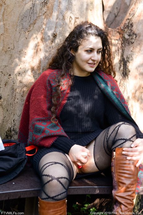 Sexy dutch,lebanese Mommy Lili Miss Arab pleasures her trimmed pussy with a glass dildo