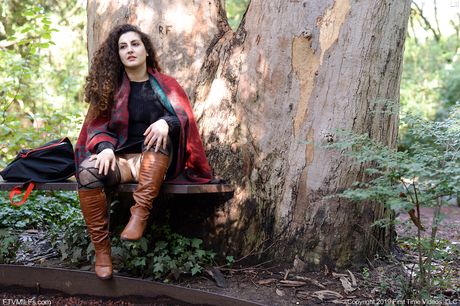 Sexy dutch,lebanese Mommy Lili Miss Arab pleasures her trimmed pussy with a glass dildo