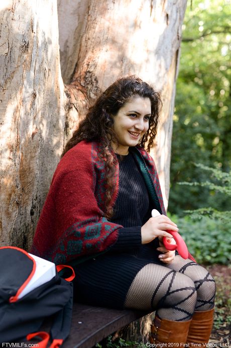 Sexy dutch,lebanese Mommy Lili Miss Arab pleasures her trimmed pussy with a glass dildo