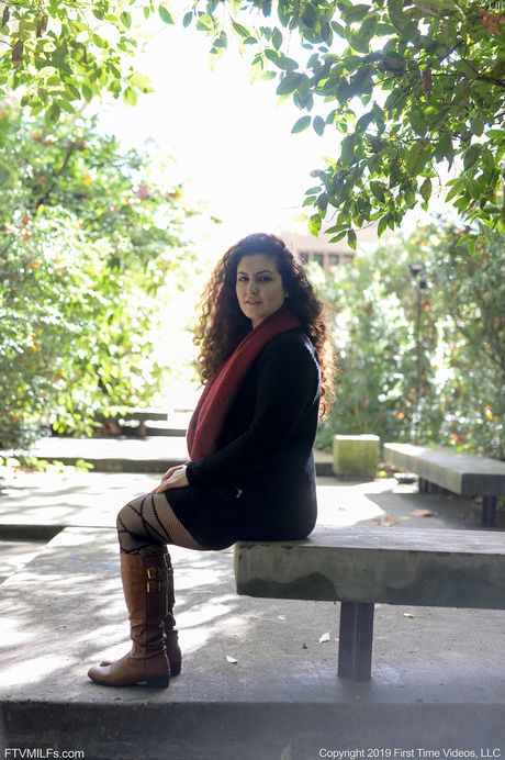 Sexy dutch,lebanese Mommy Lili Miss Arab pleasures her trimmed pussy with a glass dildo