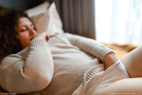 Lækker hollandsk, libanesisk mørkhåret Lili Miss Arab onanerer med en glasdildo i en sweater