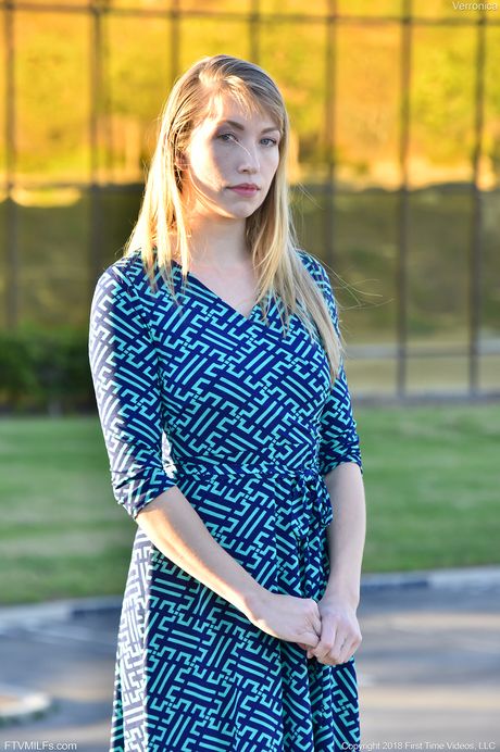 Fantastisk amerikansk blondine Verronica Kirei tager sin kjole af og leger med sin twat udendørs