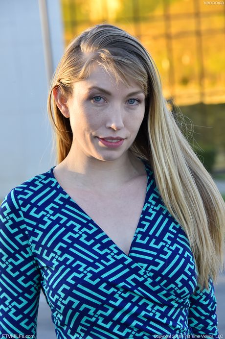 Fantastisk amerikansk blondine Verronica Kirei tager sin kjole af og leger med sin twat udendørs