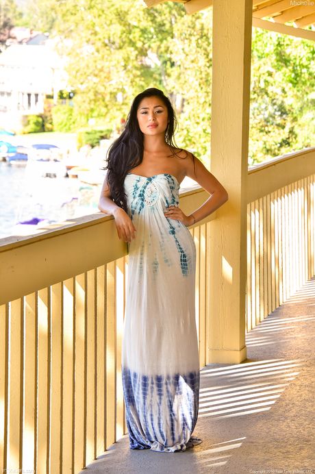 亞洲封面女郎 Michelle Maylene 在自慰前脫掉衣服