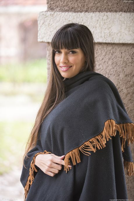 Latina MILF Mercedes Carrera afslører sine fantastiske bryster, før hun leger med sin twat