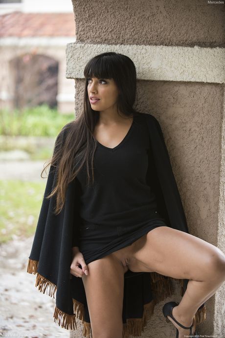 Latina MILF Mercedes Carrera afslører sine fantastiske bryster, før hun leger med sin twat