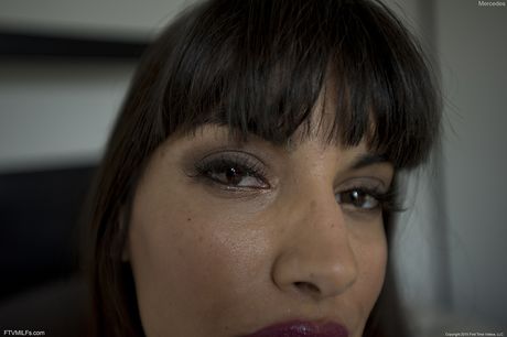 Latina MILF Mercedes Carrera leger sin fisse med en glasdildo