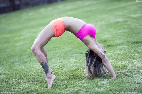 セクシーなラティーナのナディア・スタイルズは、彼女の素晴らしい胸を披露し、屋外で彼女の猫をおもちゃで弄ぶ