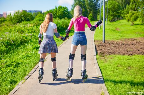 女同志青少年 Elloise 和 Nika Nut 在床上做愛前脫光衣服