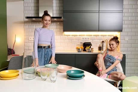 棕色頭髮的女同性戀女孩埃利斯和瑪雅格蘭德在廚房裡接吻