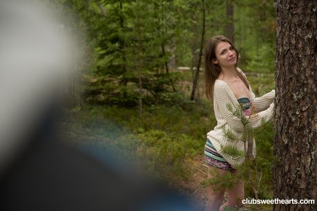 Slank russisk skønhed Nelya Smalls får sin fisse skruet udendørs