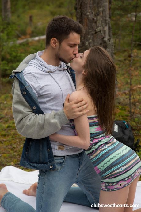 Slank russisk skønhed Nelya Smalls får sin fisse skruet udendørs