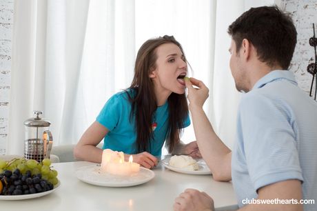 Nelya Smalls 是一位身材苗條的少女，喜歡被人操逼