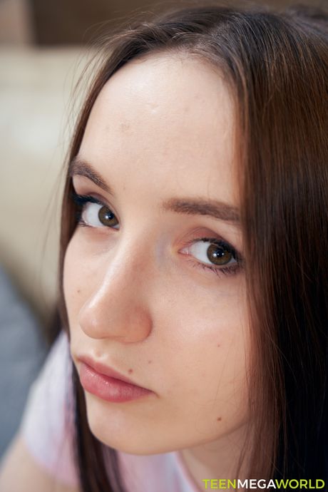 Sexet russisk teenager Polly Yangs får sin twat fyldt og jizzet af sin lærer