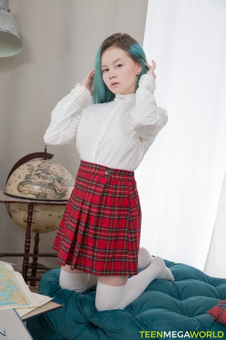 ロシアのティーンレベッカ・ニクソンは彼氏にオマンコをいっぱいにされる