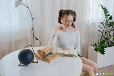 可愛いチェコの美女イザベラ・デ・ラーが先生にマンコを舐められ犯される