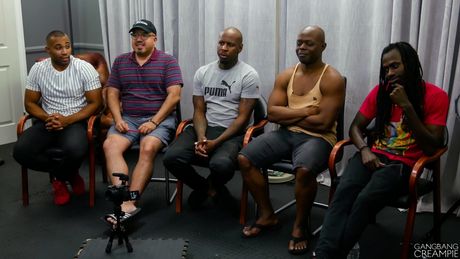 亞洲美女 Emerald Loves 凸顯她豐滿的臀部並玩弄她的陰部