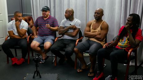 亞洲美女 Emerald Loves 凸顯她豐滿的臀部並玩弄她的陰部