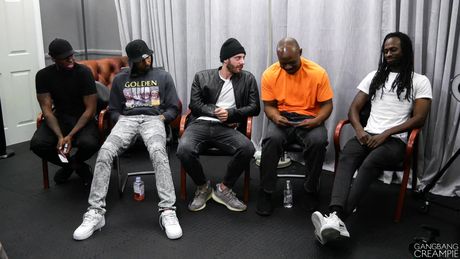 Stablet ungarsk brunette Mandy Bright bliver nøgen, før et gruppesex begynder