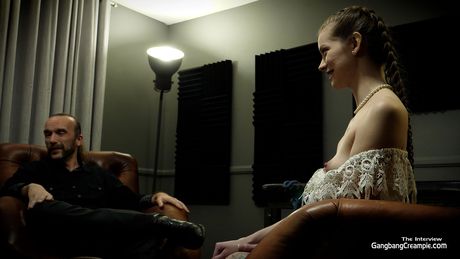 スリムな白人少女エリン・エバーハートが黒人男たちに輪姦される