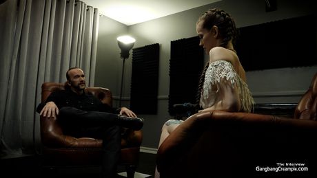 スリムな白人少女エリン・エバーハートが黒人男たちに輪姦される