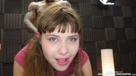 痩せたフランスのティーン、ルナ・リヴァルが黒人男性と3Pで輪姦される