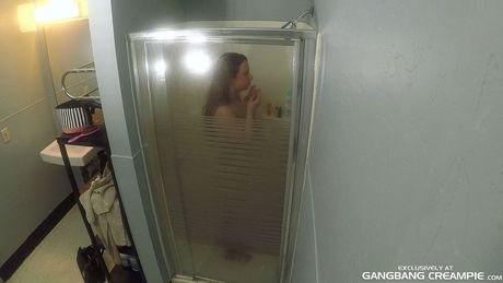 Tynde hollandske babe Taylor Sands bliver gruppebanget i et sort rum