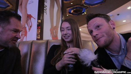 Taylor Sands får sin fisse fyldt med 6 pikke i et vildt gangbang