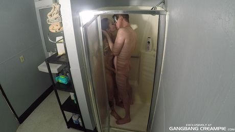 迷人的美國少女 Kacie Castle 在車上和臥室裡被輪姦