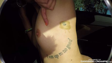 迷人的美國少女 Kacie Castle 在車上和臥室裡被輪姦