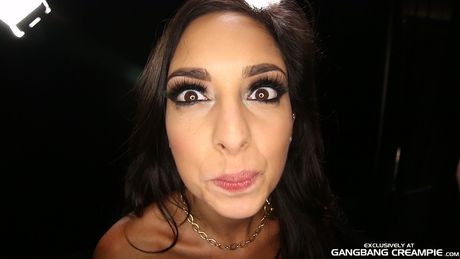 嬌小封面女郎 Trinity St Clair 被輪姦，激情四射