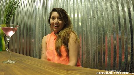 魅惑的なアメリカの美女コートニー・ロックスが乱交中にオマンコを詰め込まれる